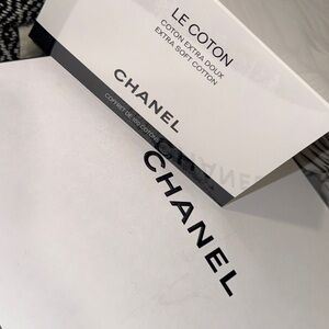 Chanel Le Coton Extra Soft Cotton Pads (100ct)   Cleansing Organic Cotton Logo